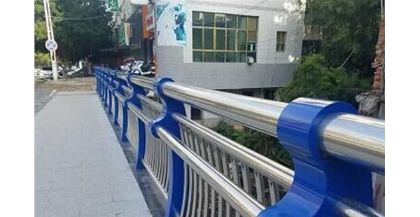 防撞護(hù)欄安裝時(shí)的注意事項(xiàng)